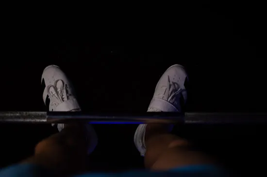 Feet positioning deadlift